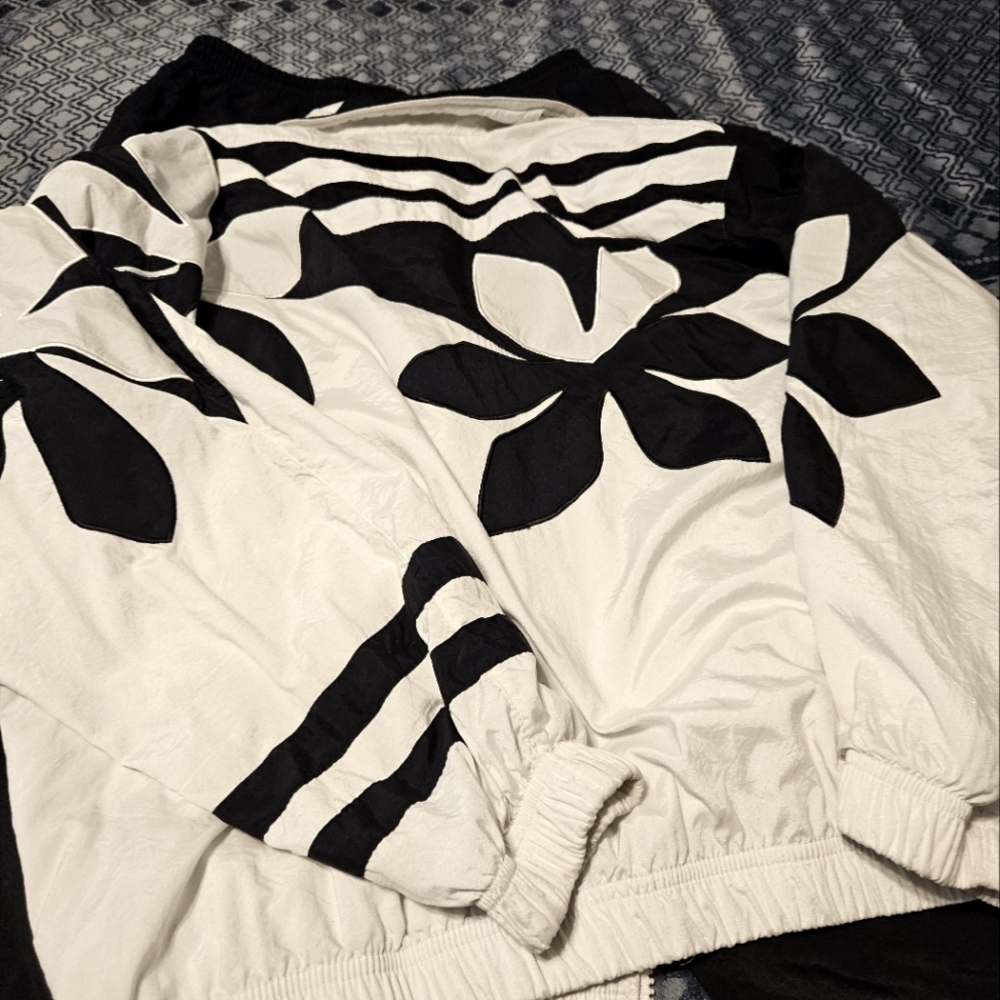 Designer Jogging Set - Picture 6 of 8